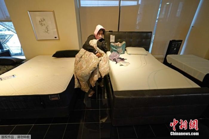 當(dāng)?shù)貢r(shí)間2月17日，美國(guó)得州的一家畫(huà)廊兼家具店內(nèi)，大批民眾來(lái)此避寒取暖，其中不乏一些人帶著被子來(lái)過(guò)夜。美國(guó)近日遭遇極寒天氣侵襲，多地氣溫創(chuàng)近年新低，其中得州災(zāi)情最嚴(yán)重，暴風(fēng)雪導(dǎo)致電網(wǎng)在酷寒中癱瘓，約400萬(wàn)居民家中長(zhǎng)時(shí)間停電。美國(guó)國(guó)家氣象局表示，得州休斯敦等地的氣溫甚至比靠近北極圈的阿拉斯加還要低。