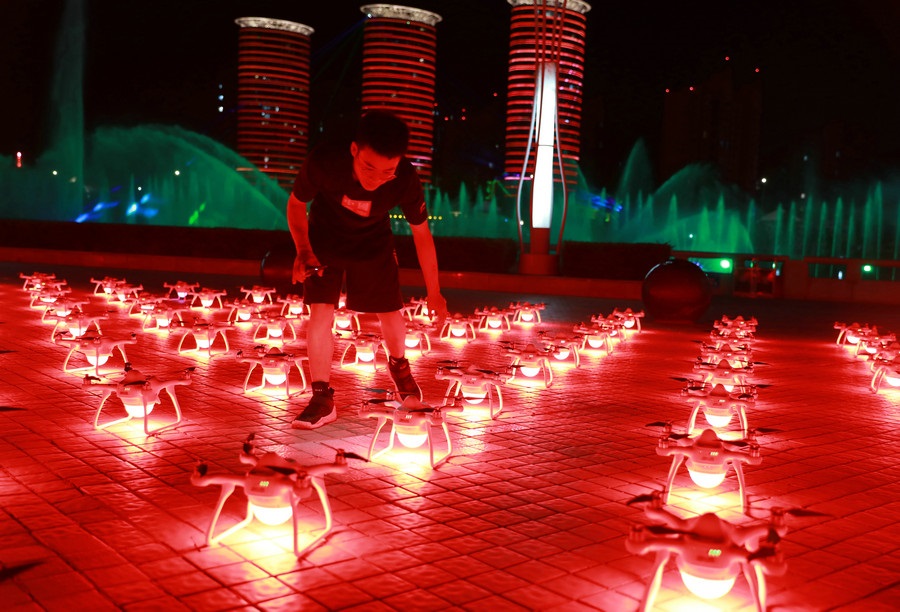 超震撼！500架無人機扮靚青城夜空