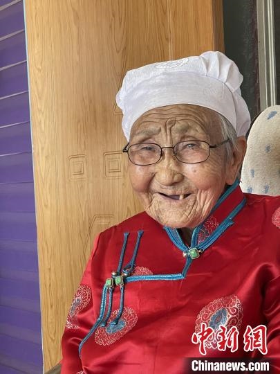 薩仁托婭拍攝的“草原母親”。　薩仁托婭供圖