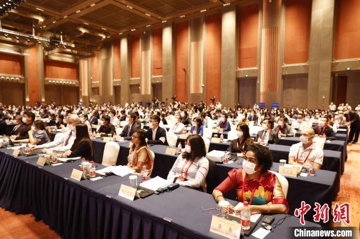 500余名專家學(xué)者、嘉賓代表以線上線下方式參加開幕式。　盛佳鵬 攝