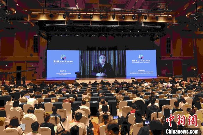 中國工程院院士、“人民英雄”國家榮譽(yù)稱號(hào)獲得者張伯禮通過視頻發(fā)表主旨演講。　盛佳鵬 攝