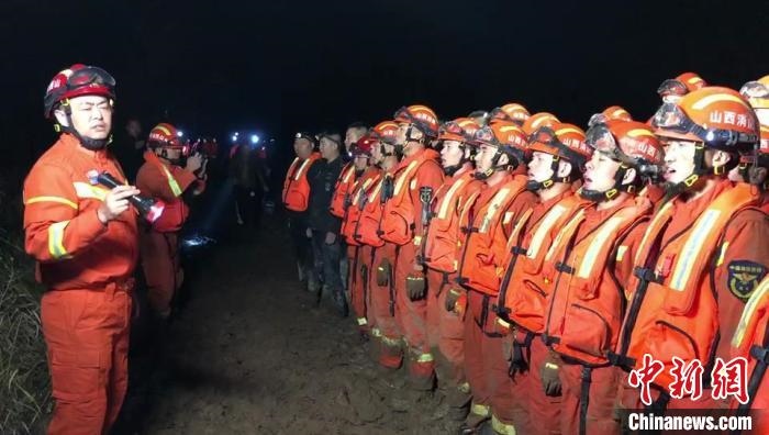 平遙縣消防救援大隊(duì)大隊(duì)長(zhǎng)龔宇作總攻發(fā)起前的動(dòng)員?！￠Z旭輝 攝