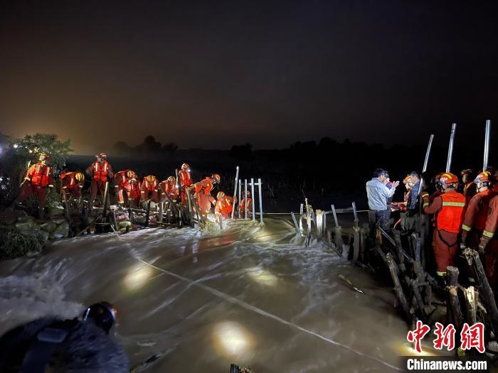 消防員分成左右兩路，同時(shí)發(fā)起決口封堵總攻?！￠Z旭輝 攝