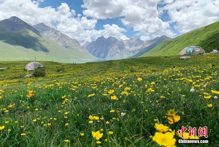 位于青海省果洛藏族自治州久治縣的年保玉則意為“神圣不可侵犯的地方”，山形如蓮花，總面積3469平方公里，保存有冰蝕地貌、冰磧地貌、現(xiàn)代冰川等地質(zhì)遺跡，有“天神后花園”之稱。
<a target='_blank' href='http://www.chinanews.com/'>中新社</a>記者 孫睿 攝