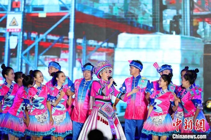 專場晚會上的民族歌舞表演。　喬長嬌 攝