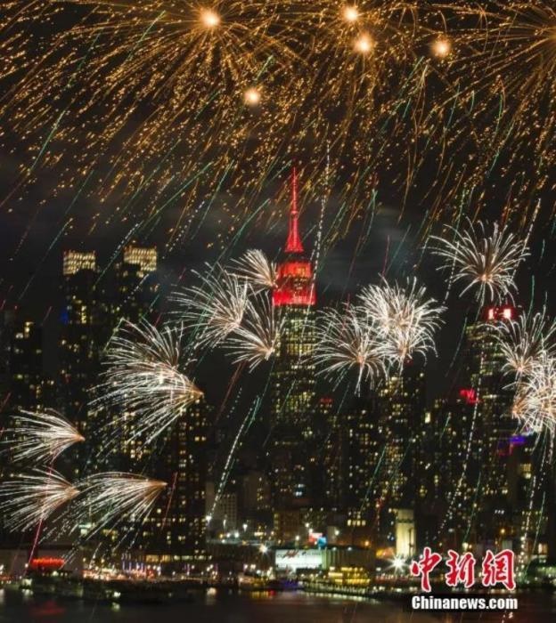 　　2018年，中國(guó)駐紐約總領(lǐng)事館前的哈德遜河上空燃放起焰火，慶祝中國(guó)狗年春節(jié)。