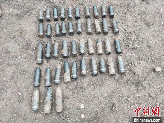 圖為發(fā)現(xiàn)的遺留炮彈?！√厝崭駱?攝