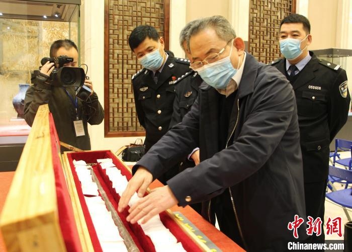 山東博物館館長(zhǎng)鄭同修介紹涉案文物龍首錯(cuò)銀木柲銅杖?！≮w曉 攝