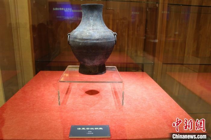 二級(jí)文物戰(zhàn)國(guó)時(shí)期漆蓋云紋銅壺?！≮w曉 攝