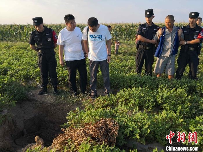 資料圖：犯罪嫌疑人辨認(rèn)作案現(xiàn)場(chǎng)。　嘉祥縣公安局供圖