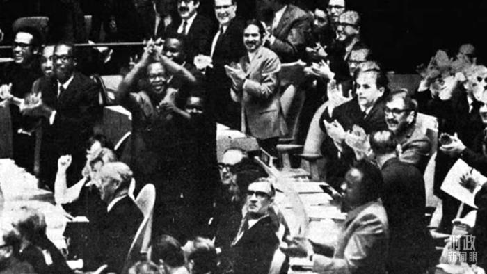 △第2758號決議通過后，現(xiàn)場爆發(fā)出熱烈歡呼聲。(資料圖)