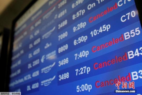 水管破裂造成第四航站樓的多家航班延誤或取消。圖為航站樓內的電子公告牌顯示航班信息。
