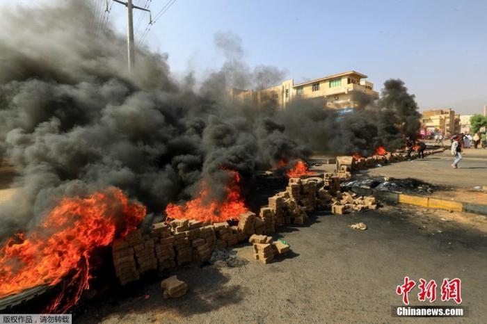 當(dāng)?shù)貢r(shí)間10月25日，蘇丹局勢(shì)發(fā)生突變，過渡政府總理被“綁架”，政府部長(zhǎng)被軍方抓捕，國家進(jìn)入緊急狀態(tài)，大量民眾走上街頭對(duì)軍方行動(dòng)進(jìn)行抗議，已有7人在抗議活動(dòng)中死亡，140人受傷。圖為抗議活動(dòng)中燃燒的輪胎。