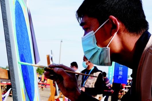 　　參加文物技能競(jìng)賽彩畫(huà)項(xiàng)目的選手。