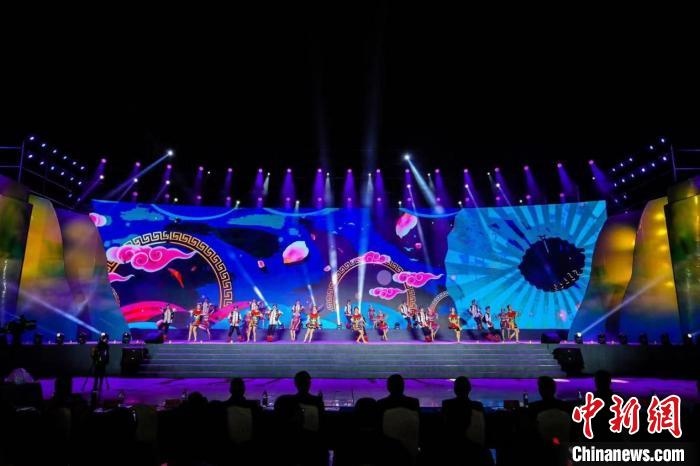 圖為中國(guó)·重慶秀山第二屆“金山銀山”文化旅游節(jié)開(kāi)幕現(xiàn)場(chǎng)?！⌒闵娇h文旅委供圖