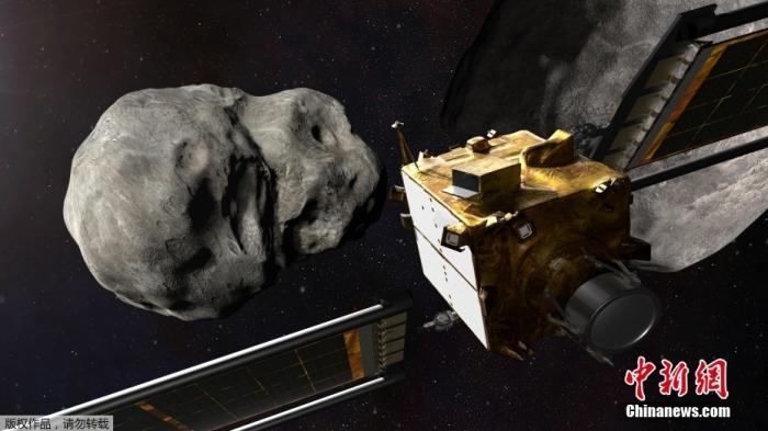 當(dāng)?shù)貢r(shí)間11月4日，法新社公布了兩張來自美國宇航局的太空效果圖，畫面顯示一艘宇宙飛船從小行星后面進(jìn)行撞擊。據(jù)悉，美國宇航局計(jì)劃讓一艘以每小時(shí)24000公里的速度飛行的宇宙飛船撞上一顆小行星以進(jìn)行“行星防御”測(cè)試，雖然地球尚且沒有面臨如此緊迫的危險(xiǎn)。