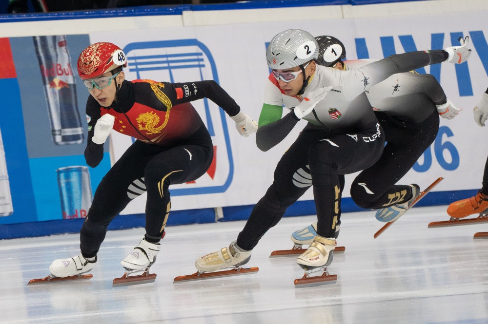 11月20日，中國選手武大靖(左)和匈牙利選手劉少林在比賽中。劉少林奪得冠軍，武大靖獲得第四名。新華社發(fā)(弗爾季·奧蒂洛 攝)