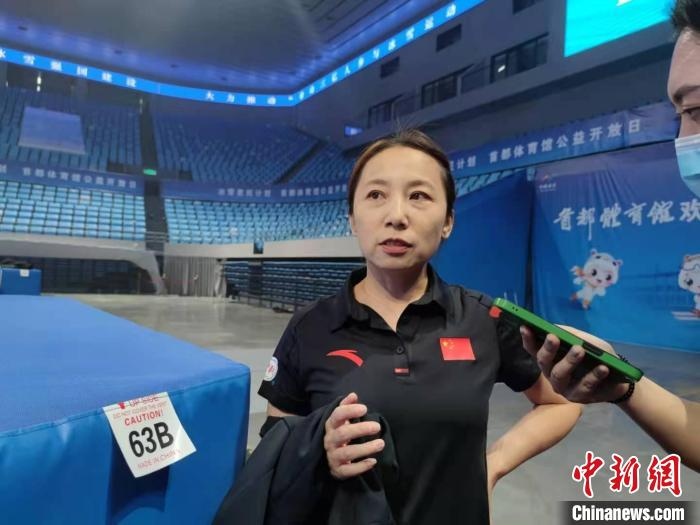 中國滑冰協(xié)會主席、前中國短道速滑隊主教練李琰表示，”冰雪惠民計劃“能推動更多人上冰 郝凌宇 攝