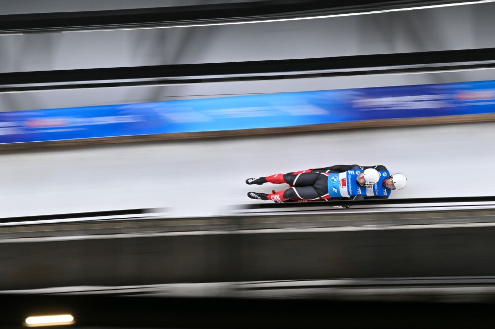 11月21日，“相約北京”國際雪橇聯(lián)合會雪橇世界杯，中國選手黃葉波/彭俊越在團(tuán)體接力比賽中。新華社記者陳益宸攝
