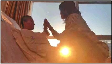 每天早上媽媽醒來后，母女倆都會(huì)迎著晨曦握手、擊掌?！∫曨l截圖