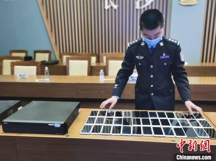 民警展示作案工具?！￠L(zhǎng)沙市公安局供圖