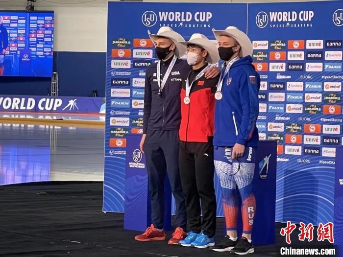 寧忠?guī)r在頒獎儀式上。　黑龍江省體育局提供