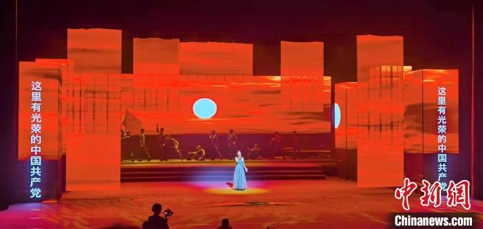 圖為“百年風華”大型音樂史詩劇現(xiàn)場。　劉海靈 攝