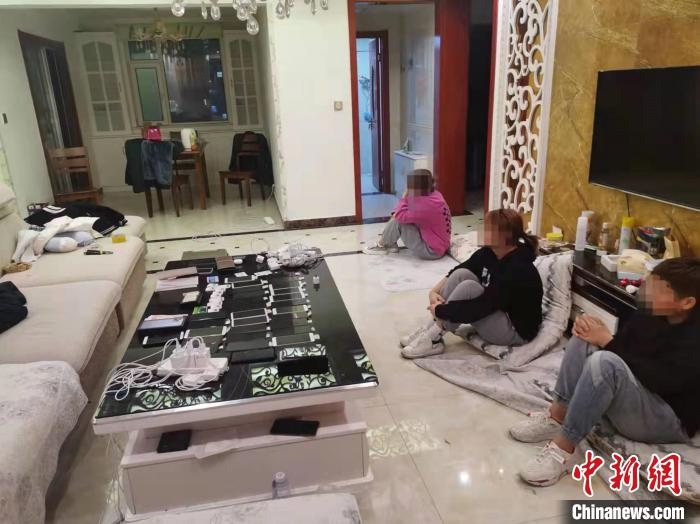 資料圖為果洛藏族自治州公安民警抓獲的犯罪嫌疑人。　瑪沁縣公安局供圖