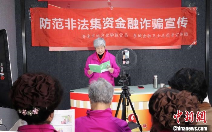 “防詐奶奶團(tuán)”直播現(xiàn)場 李明芮 攝