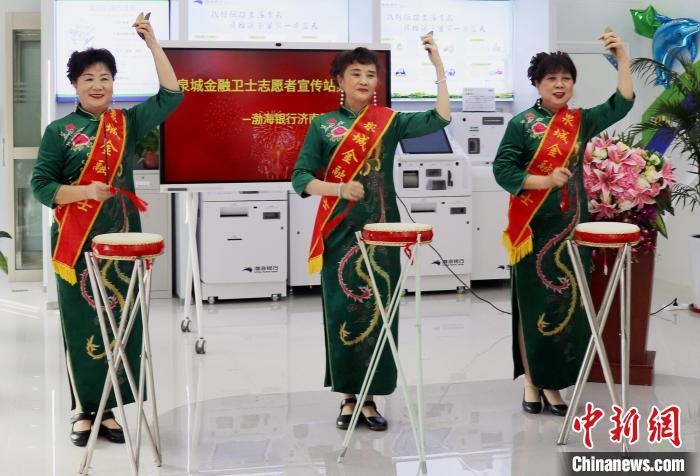 “防詐奶奶團(tuán)”在建站現(xiàn)場 表演山東大鼓宣傳金融知識 李明芮 攝