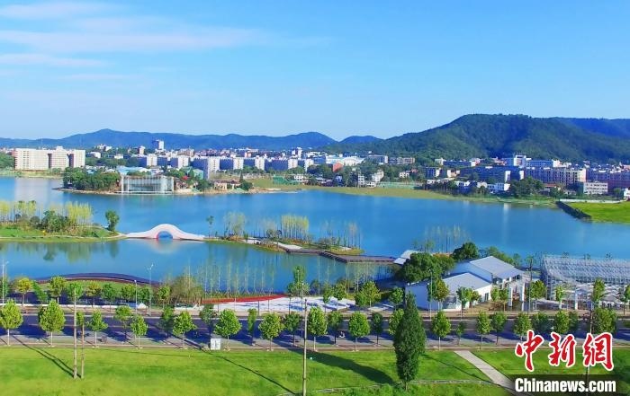 后湖藝術(shù)園?！√菩∏?攝