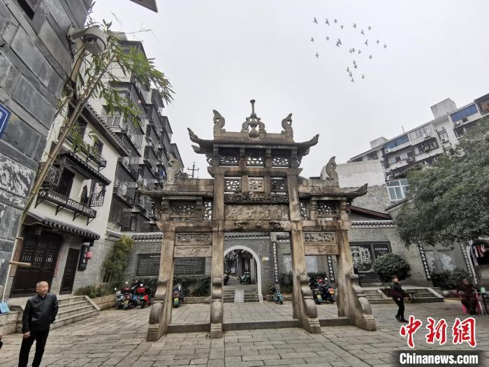 “道冠古今”牌坊。　梁山 攝