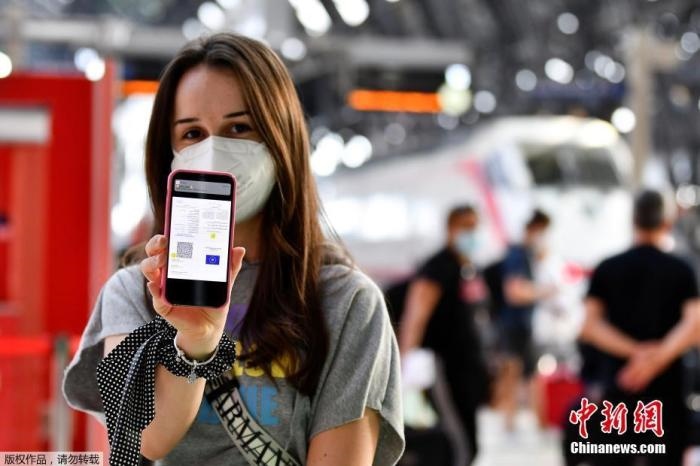 當(dāng)?shù)貢r(shí)間2021年9月1日，意大利米蘭，乘客在火車站出示的健康證明。