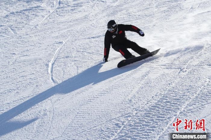 圖為滑雪場現(xiàn)場?！≡S婷 攝