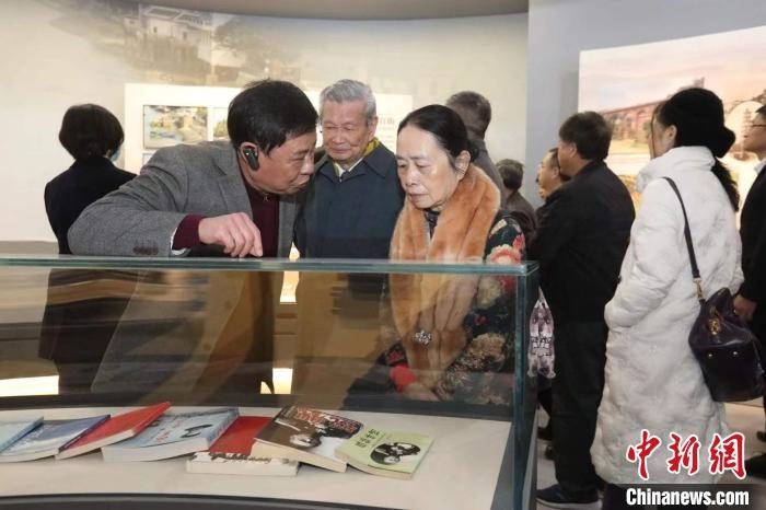 船政后裔在參觀新館?！￡悤造o 攝