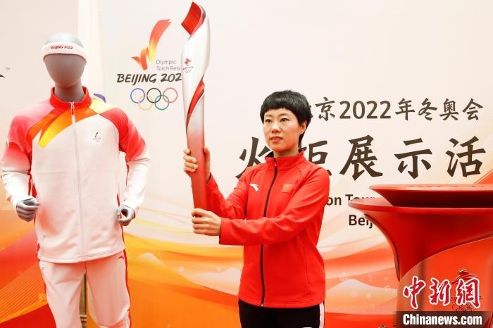 溫哥華冬奧會冠軍張會展示北京2022年冬奧會火炬。　姜輝 攝