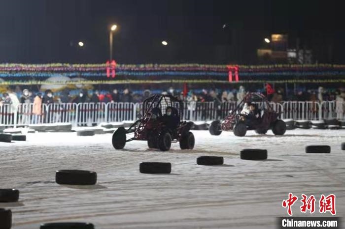來吧，一起體驗(yàn)雪地越野車的刺激吧。　于海洋 攝