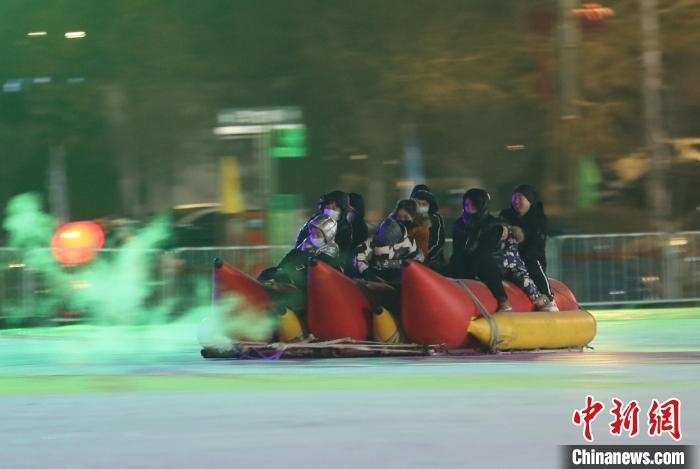 民眾沉醉在冰上香蕉船的快樂中?！∮诤Ｑ?攝