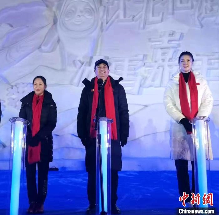 前女排國(guó)家隊(duì)隊(duì)長(zhǎng)奧運(yùn)冠軍惠若琪(右一)，中國(guó)女子田徑競(jìng)走奧運(yùn)冠軍王麗萍(左一)助陣當(dāng)晚活動(dòng)?！≮w桂華 攝