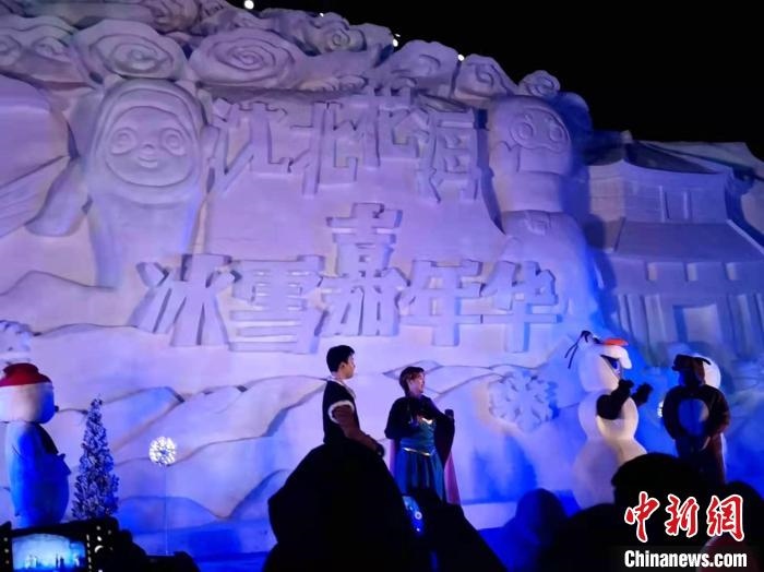 活動(dòng)現(xiàn)場(chǎng)表演的《冰雪奇緣》很受歡迎。　趙桂華 攝