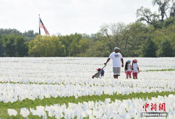 當(dāng)?shù)貢r(shí)間2021年9月18日，美國(guó)首都華盛頓國(guó)家廣場(chǎng)上插著數(shù)十萬白色旗幟，悼念新冠逝者。這個(gè)名為“在美國(guó)：銘記”藝術(shù)裝置由美國(guó)藝術(shù)家弗斯滕伯格(Suzanne Firstenberg)策劃，她計(jì)劃在兩周內(nèi)與公眾一起在華盛頓國(guó)家廣場(chǎng)插上與美國(guó)新冠死亡病例數(shù)對(duì)應(yīng)的白旗，以示悼念。 <a target='_blank' href='/'>中新社</a>記者 陳孟統(tǒng) 攝