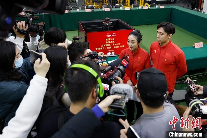1月5日晚，全力沖刺北京冬奧學(xué)習(xí)座談會(huì)在北京舉行。座談會(huì)后，中國花樣滑冰雙人滑組合隋文靜、韓聰接受記者采訪。 <a target='_blank' href='/'>中新社</a>記者 富田 攝
