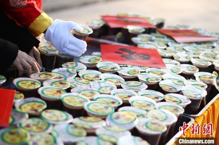 資料圖：工作人員將定制的臘八粥擺放整齊?！°蟛?攝