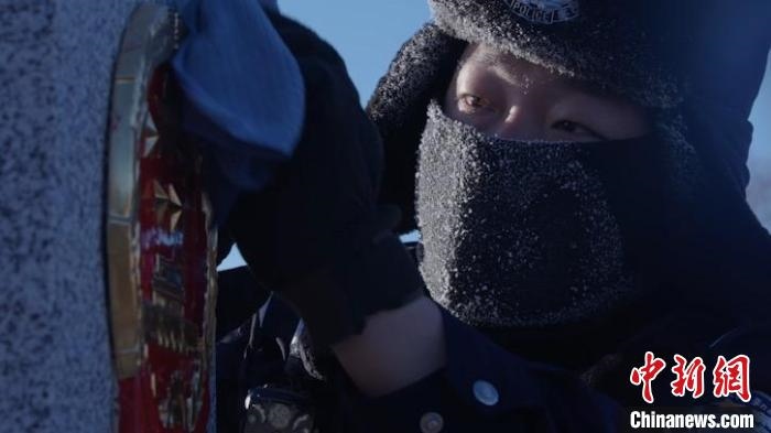 圖為恩和哈達(dá)邊境派出所的9名民警踏雪巡邊。　劉維明 攝