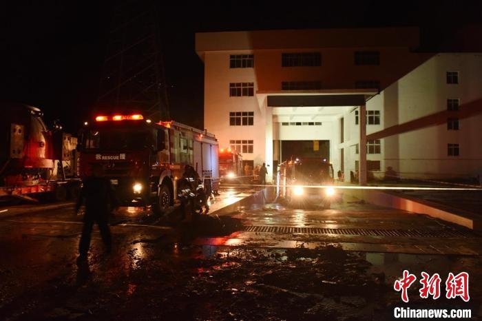 丹巴關州電站外多臺消防車輛正在開展排水作業(yè)。　周勇 攝