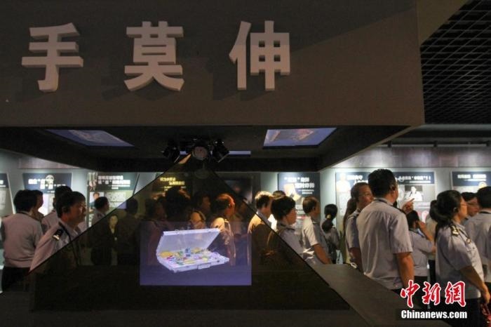 資料圖：2015年10月，海南省公安廳組織黨員干部前往反腐倡廉警示教育基地參觀受教。洪堅鵬 攝