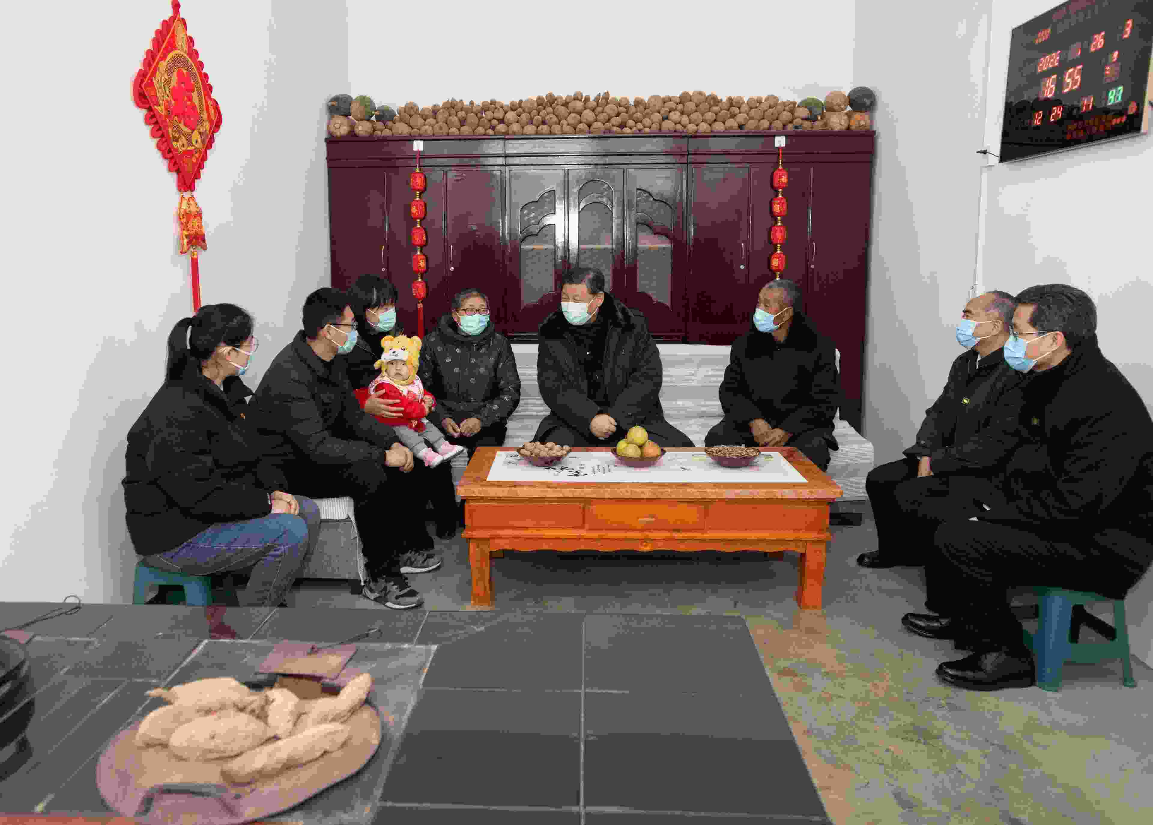 △2022年1月26日，中共中央總書記、國家主席、中央軍委主席習(xí)近平在臨汾市汾西縣僧念鎮(zhèn)段村同村民蔡文明一家親切交流。