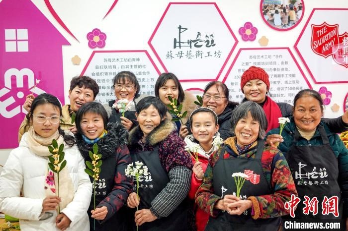 “蘇母藝術工坊”文創(chuàng)工作室的姐妹們?！」帕捡x 攝