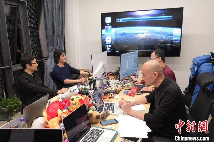 廣州美術(shù)學院曹雪、劉平云帶領(lǐng)的設(shè)計團隊對北京冬奧會吉祥物加班加點進行修改設(shè)計。(資料圖) 劉平云供圖