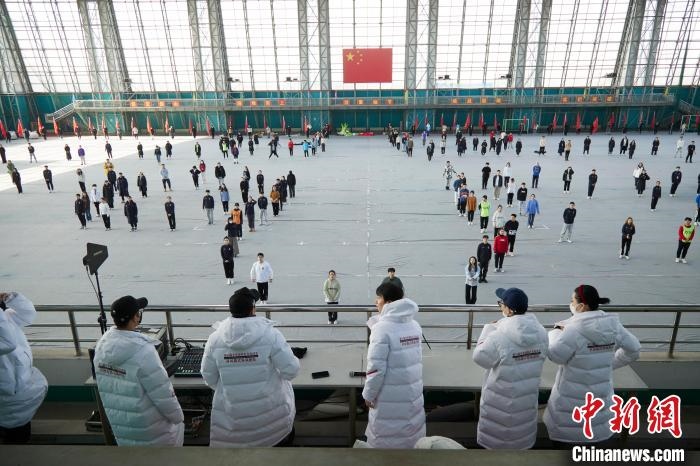 北京冬奧會(huì)閉幕式開(kāi)始前，演員們?cè)谶M(jìn)行排練?！埼暮?供圖